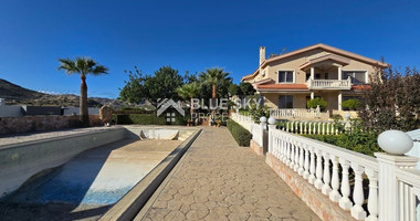 Spacious 5 Bedroom Villa with Private Pool in Fasoula, Limassol