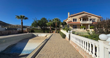 Spacious 5 Bedroom Villa with Private Pool in Fasoula, Limassol