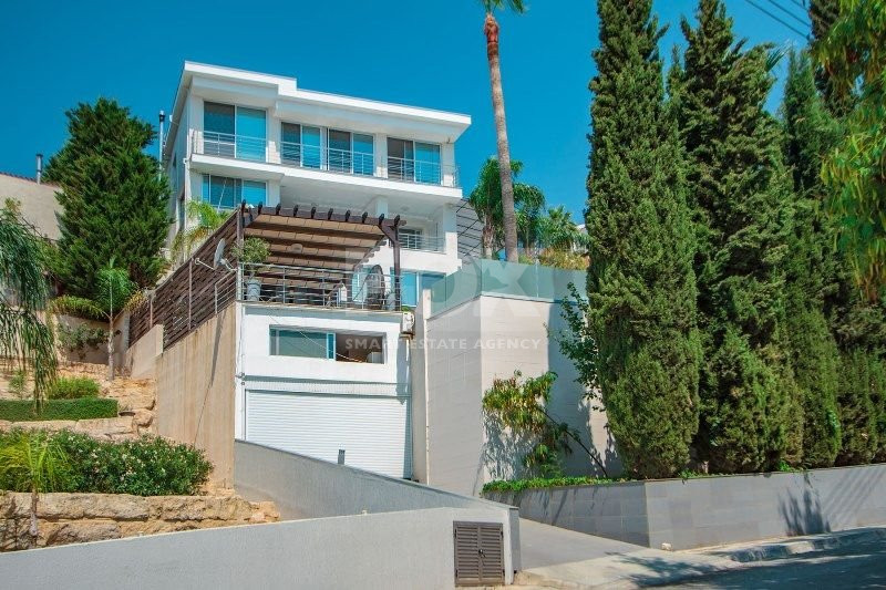 Stunning  Villa with Five Bedrooms for sale  in Agios Tychon