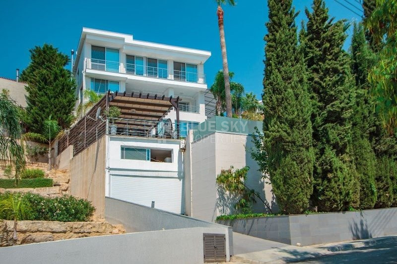 Stunning  Villa with Five Bedrooms for sale  in Agios Tychon