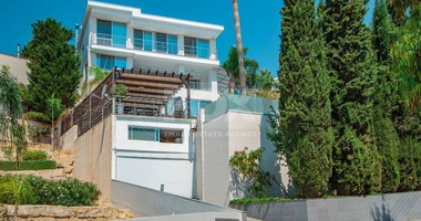 Stunning  Villa with Five Bedrooms for sale  in Agios Tychon