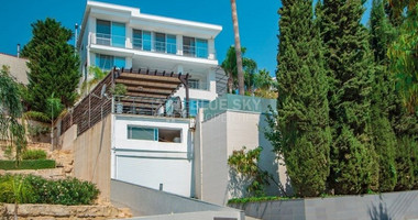 Stunning  Villa with Five Bedrooms for sale  in Agios Tychon