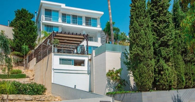 Stunning  Villa with Five Bedrooms for sale  in Agios Tychon