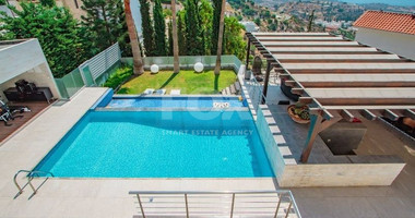 Stunning  Villa with Five Bedrooms for sale  in Agios Tychon