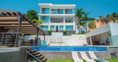 Stunning  Villa with Five Bedrooms for sale  in Agios Tychon