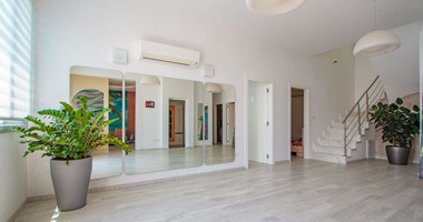 Stunning  Villa with Five Bedrooms for sale  in Agios Tychon