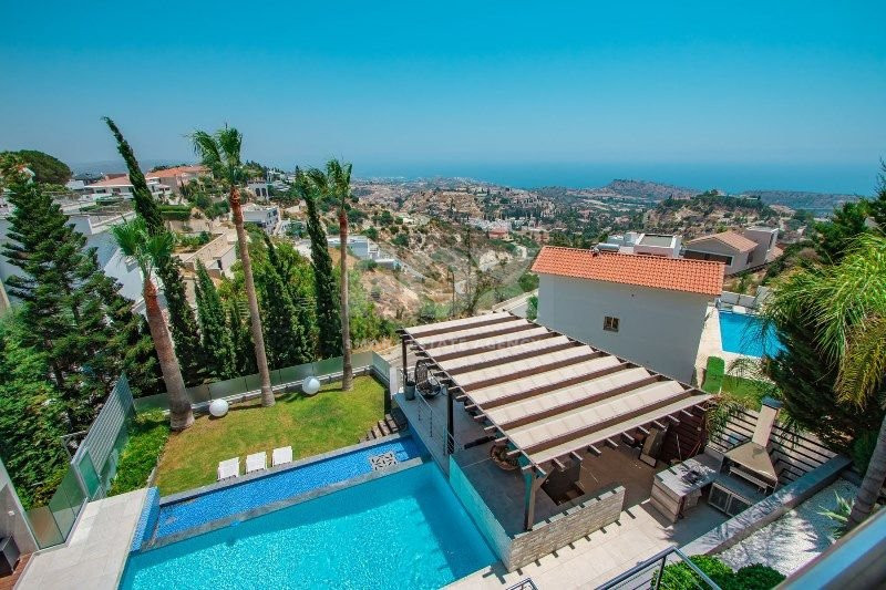 Stunning  Villa with Five Bedrooms for sale  in Agios Tychon