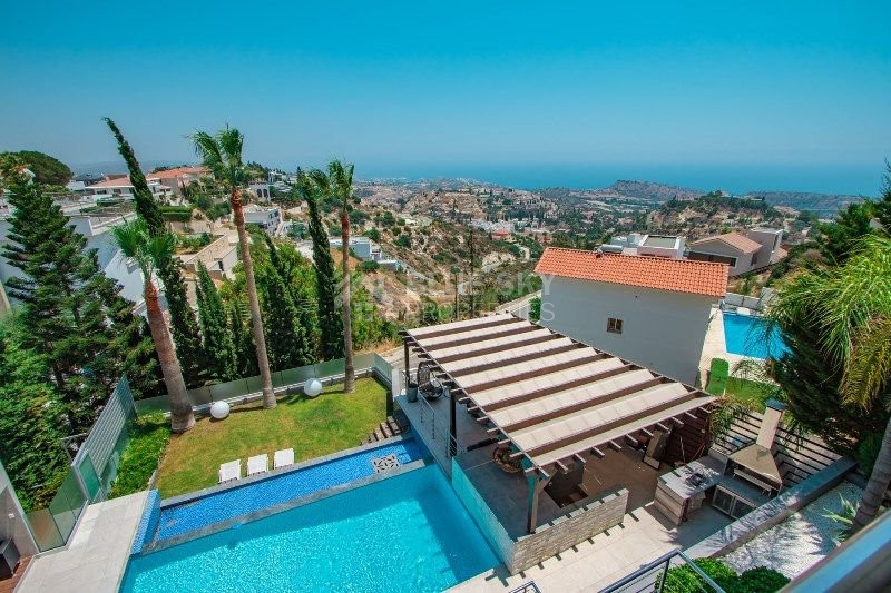 Stunning  Villa with Five Bedrooms for sale  in Agios Tychon