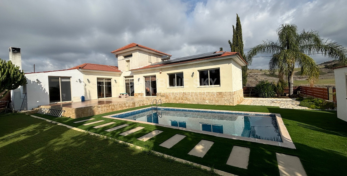 Spacious detached house for sale in Monagroulli