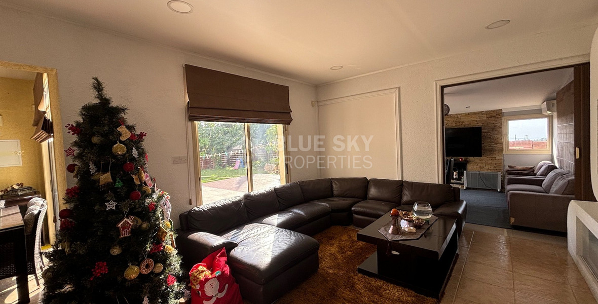 Spacious detached house for sale in Monagroulli