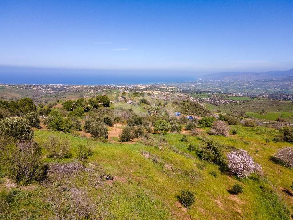 Residential field in Drousia community of Paphos