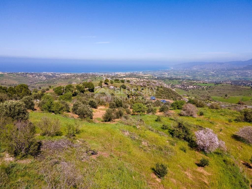 Residential field in Drousia community of Paphos