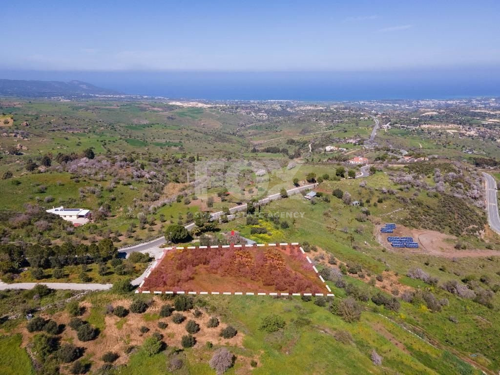 Residential field in Drousia community of Paphos