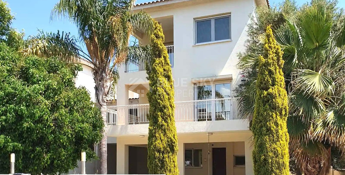 Spacious four bedroom house with private garden and pool  in Mouttagiaka