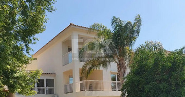 Spacious four bedroom house with private garden and communal pool  in Mouttagiaka