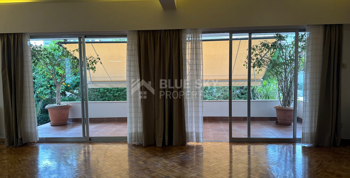 Spacious ground floor Apartment in Agia Zoni  for residential or commercial use.