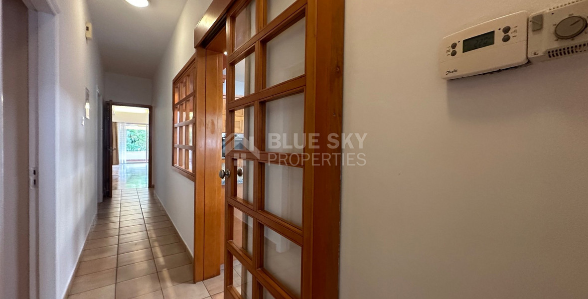 Spacious ground floor Apartment in Agia Zoni  for residential or commercial use.