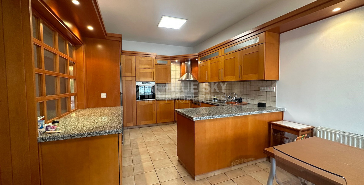 Spacious ground floor Apartment in Agia Zoni  for residential or commercial use.