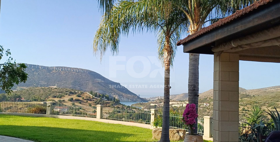 A private house with views over the Dam in the sought after location of Akrounda