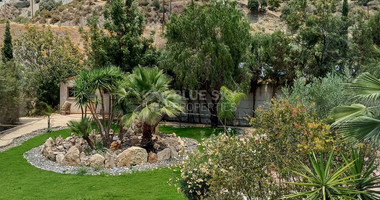 A private house with views over the Dam in the sought after location of Akrounda