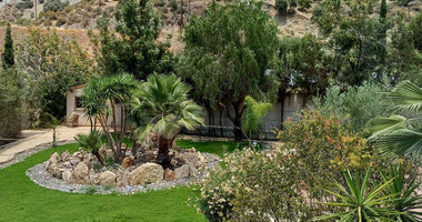 A private house with views over the Dam in the sought after location of Akrounda