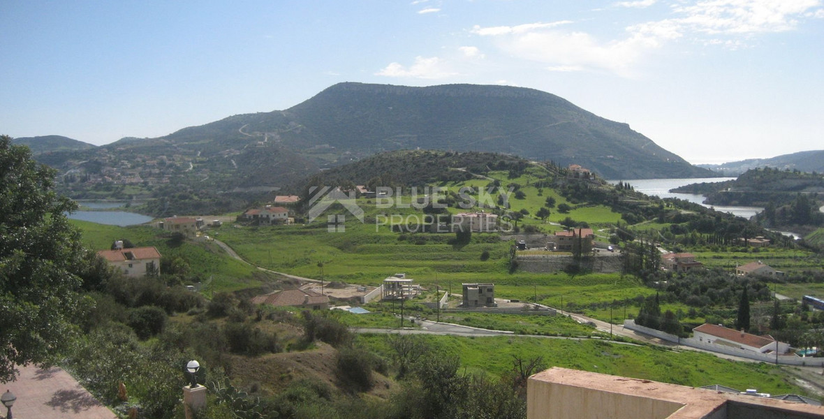 A private house with views over the Dam in the sought after location of Akrounda