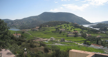 A private house with views over the Dam in the sought after location of Akrounda