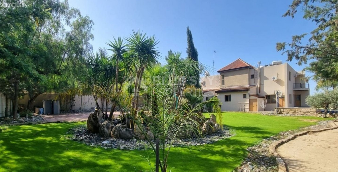 A private house with views over the Dam in the sought after location of Akrounda