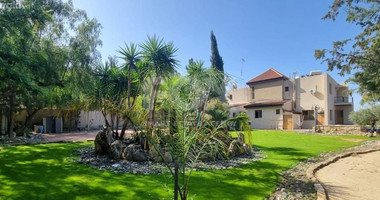 A private house with views over the Dam in the sought after location of Akrounda