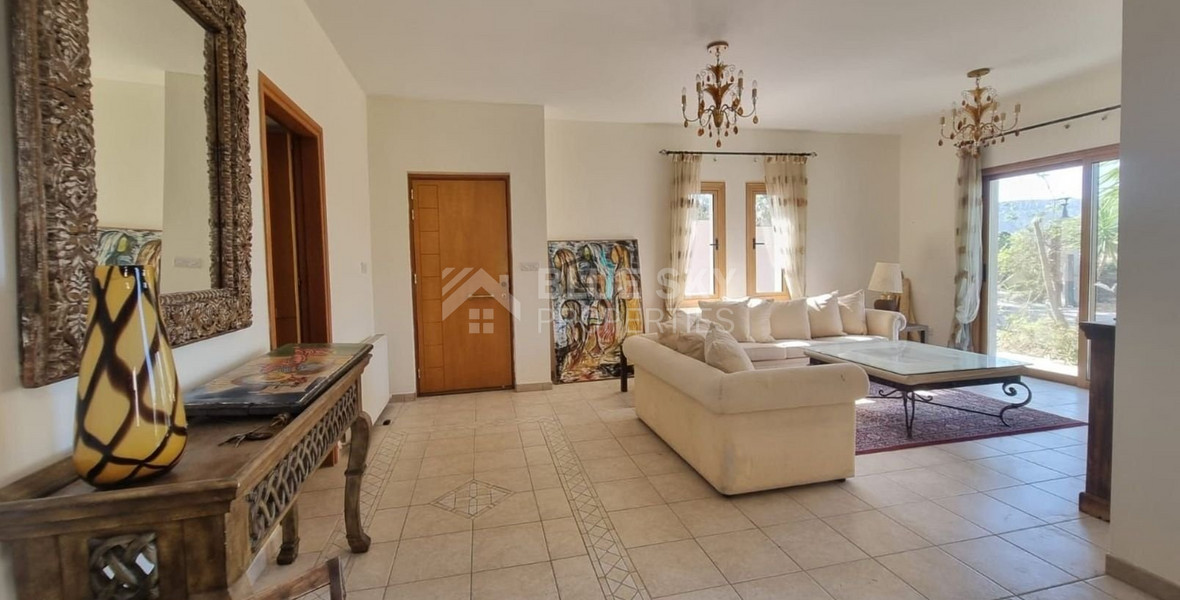 A private house with views over the Dam in the sought after location of Akrounda