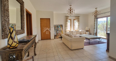 A private house with views over the Dam in the sought after location of Akrounda