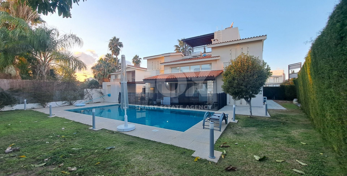 Three-bedroom villa just steps away from the sea