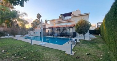 Three-bedroom villa just steps away from the sea