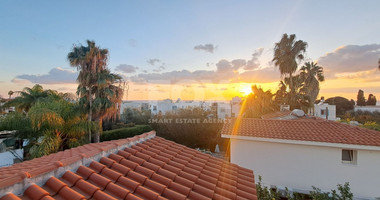 Three-bedroom villa just steps away from the sea