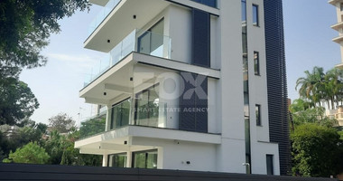 LUXURY FRONT LINE DUPLEX APARTMENT WITH ROOF TERRACE AND PANORAMIC VIEWS FROM ALL SIDES.