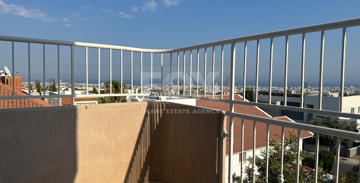 Lovely 2 bedroom apartment with conservatory offering stunning sea views in a quiet residential location.