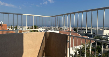 Lovely 2 bedroom apartment with conservatory offering stunning sea views in a quiet residential location.