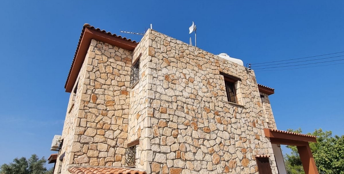 For Sale: Stunning Detached Villa on a large plot with Sea View and Pool in Agia Marina Chrysochous