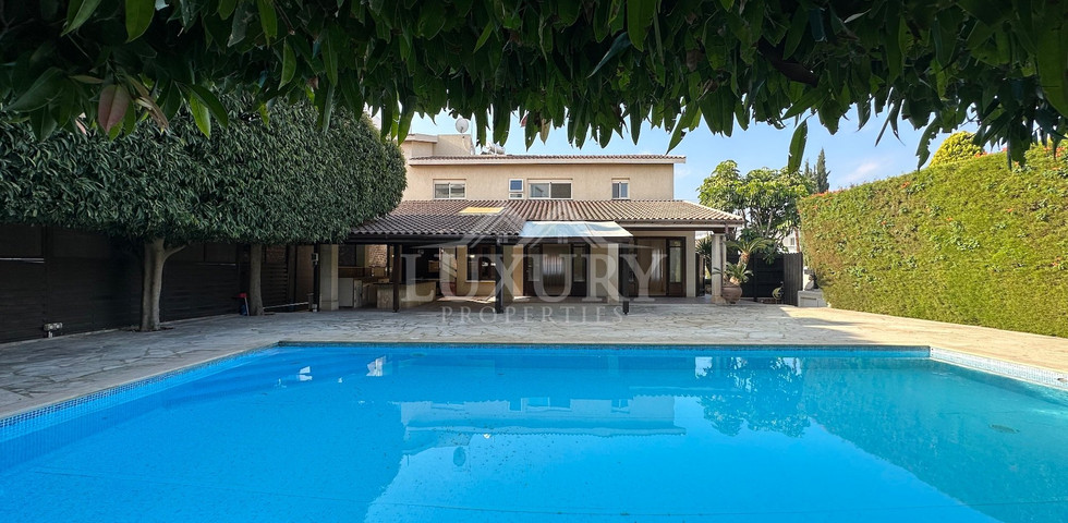 STUNNING 5 BEDROOM VILLA ON LARGE PLOT WITH SWIMMING POOL - LARGE GARDEN- EXTRA SEPARATE  APARTMENT - CENTAL LIMASSOL