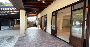 STUNNING 5 BEDROOM VILLA ON LARGE PLOT WITH SWIMMING POOL - LARGE GARDEN- EXTRA SEPARATE  APARTMENT - CENTAL LIMASSOL