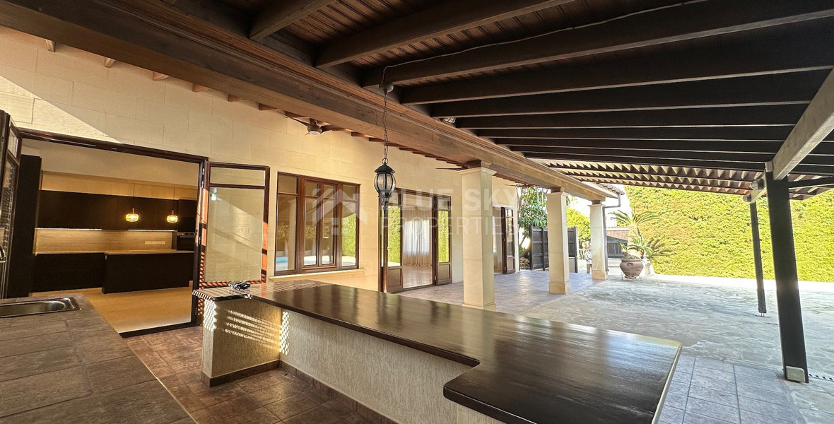 STUNNING 5 BEDROOM VILLA ON LARGE PLOT WITH SWIMMING POOL - LARGE GARDEN- EXTRA SEPARATE  APARTMENT - CENTAL LIMASSOL