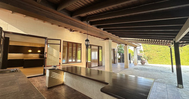 STUNNING 5 BEDROOM VILLA ON LARGE PLOT WITH SWIMMING POOL - LARGE GARDEN- EXTRA SEPARATE  APARTMENT - CENTAL LIMASSOL