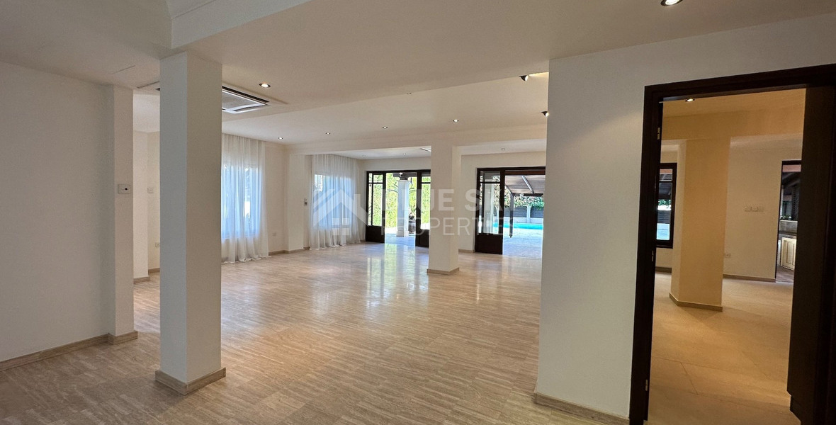 STUNNING 5 BEDROOM VILLA ON LARGE PLOT WITH SWIMMING POOL - LARGE GARDEN- EXTRA SEPARATE  APARTMENT - CENTAL LIMASSOL