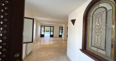 STUNNING 5 BEDROOM VILLA ON LARGE PLOT WITH SWIMMING POOL - LARGE GARDEN- EXTRA SEPARATE  APARTMENT - CENTAL LIMASSOL