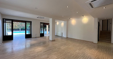 STUNNING 5 BEDROOM VILLA ON LARGE PLOT WITH SWIMMING POOL - LARGE GARDEN- EXTRA SEPARATE  APARTMENT - CENTAL LIMASSOL