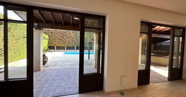 STUNNING 5 BEDROOM VILLA ON LARGE PLOT WITH SWIMMING POOL - LARGE GARDEN- EXTRA SEPARATE  APARTMENT - CENTAL LIMASSOL