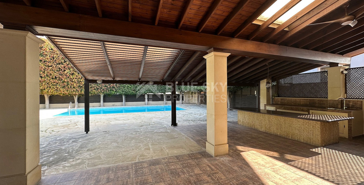 STUNNING 5 BEDROOM VILLA ON LARGE PLOT WITH SWIMMING POOL - LARGE GARDEN- EXTRA SEPARATE  APARTMENT - CENTAL LIMASSOL