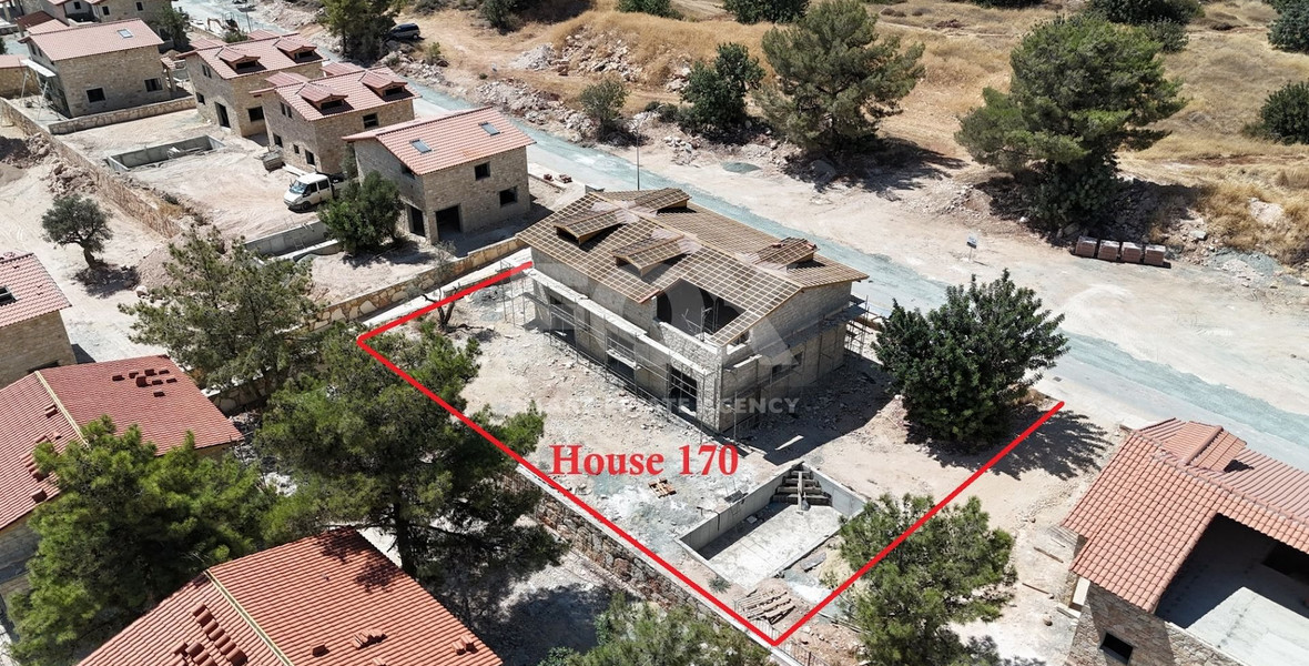 Four bedroom House with swimming pool for Sale in Souni-Zanakia