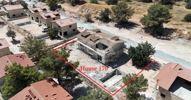 Four bedroom House with swimming pool for Sale in Souni-Zanakia