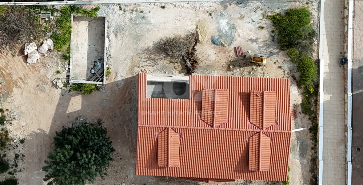 Six bedroom House with swimming pool for Sale in Souni-Zanakia